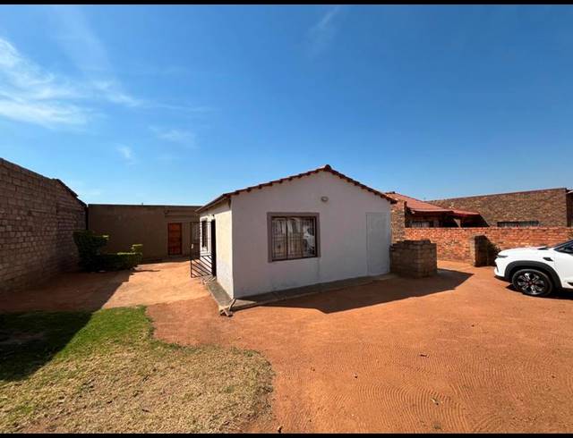 5 BEDROOM HOUSE FOR SALE IN SOSHANGUVE M